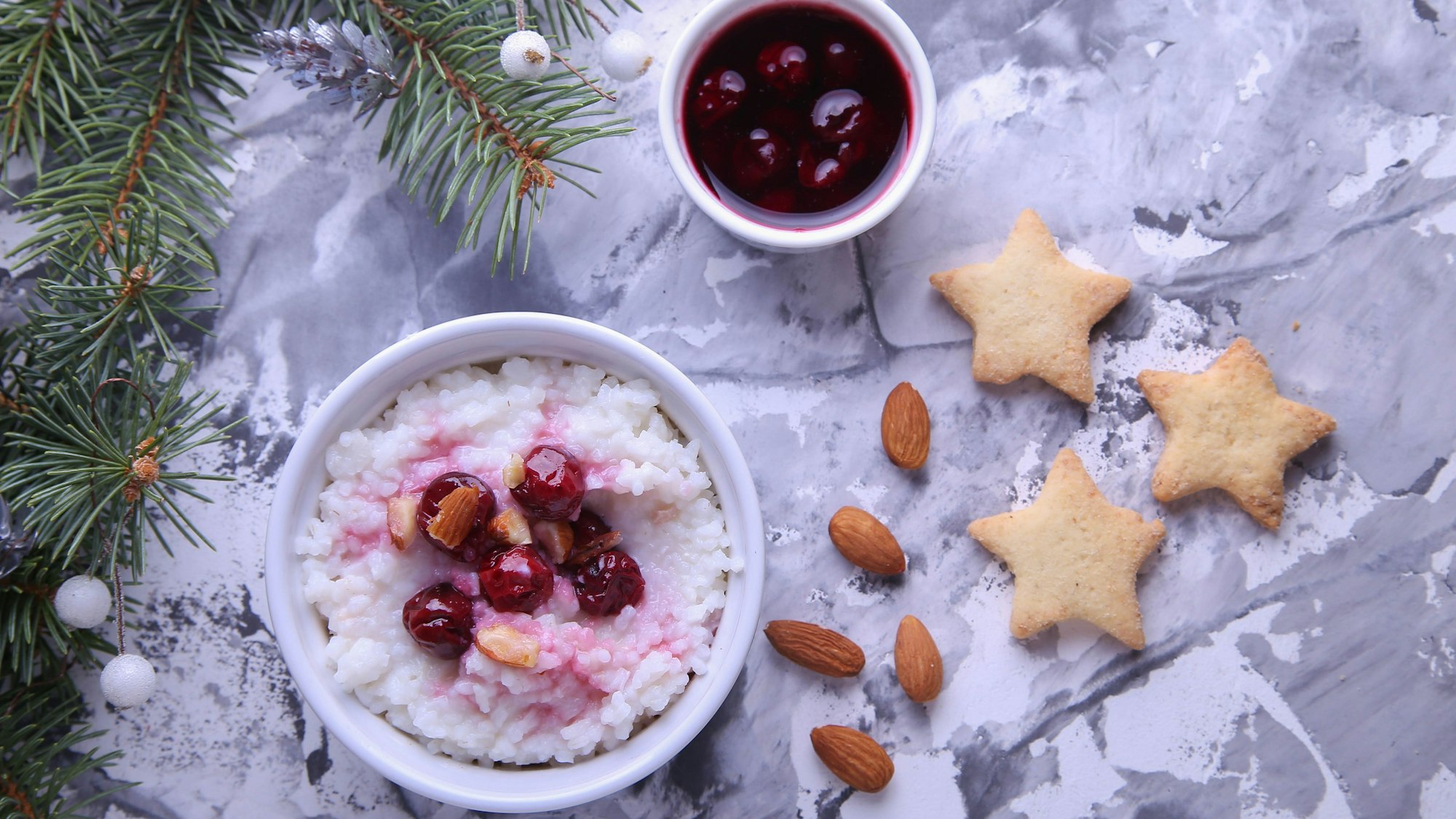 Risalamande mit warmer Kirschsoße und Mandeln.