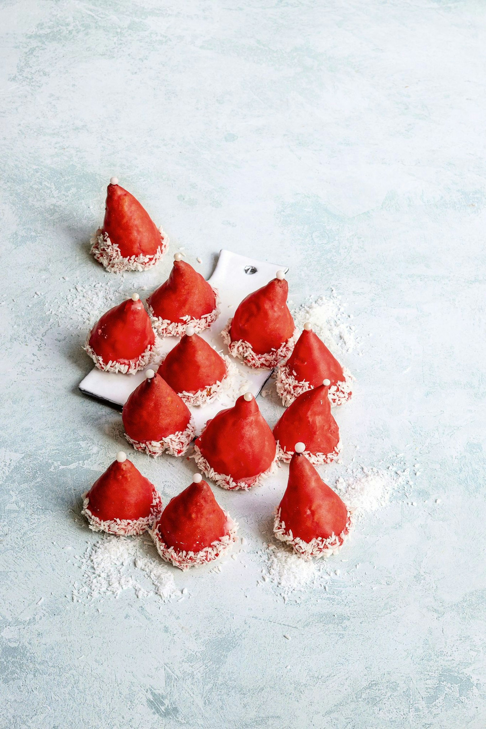 Durch die dreidimensionale Form haben die Nikolaus-Mützen aus Marzipan einen perfekten Stand.