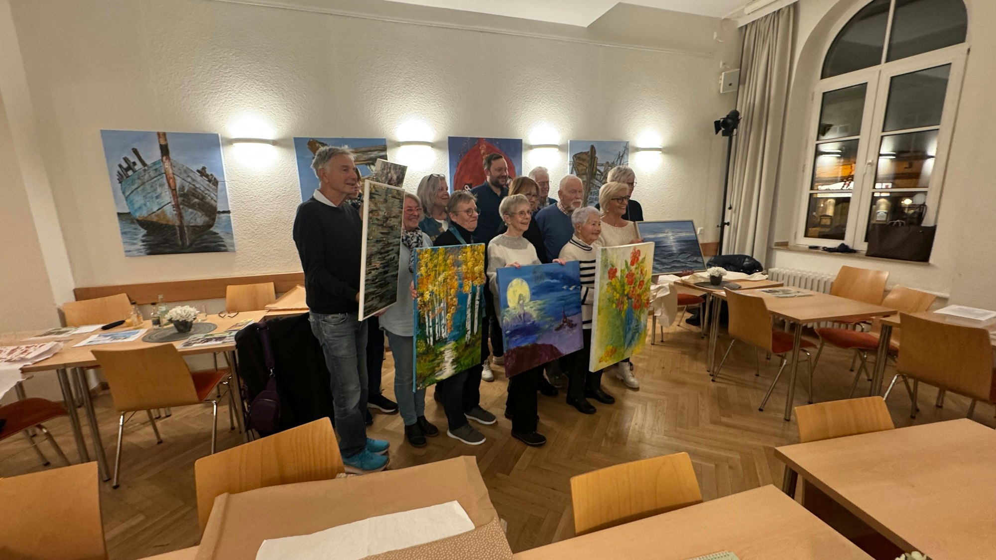 Preisträgerinnen und Preisträger sowie Künstlerinnen und Künstler posieren gemeinsam im Alten Bürgermeisteramt.