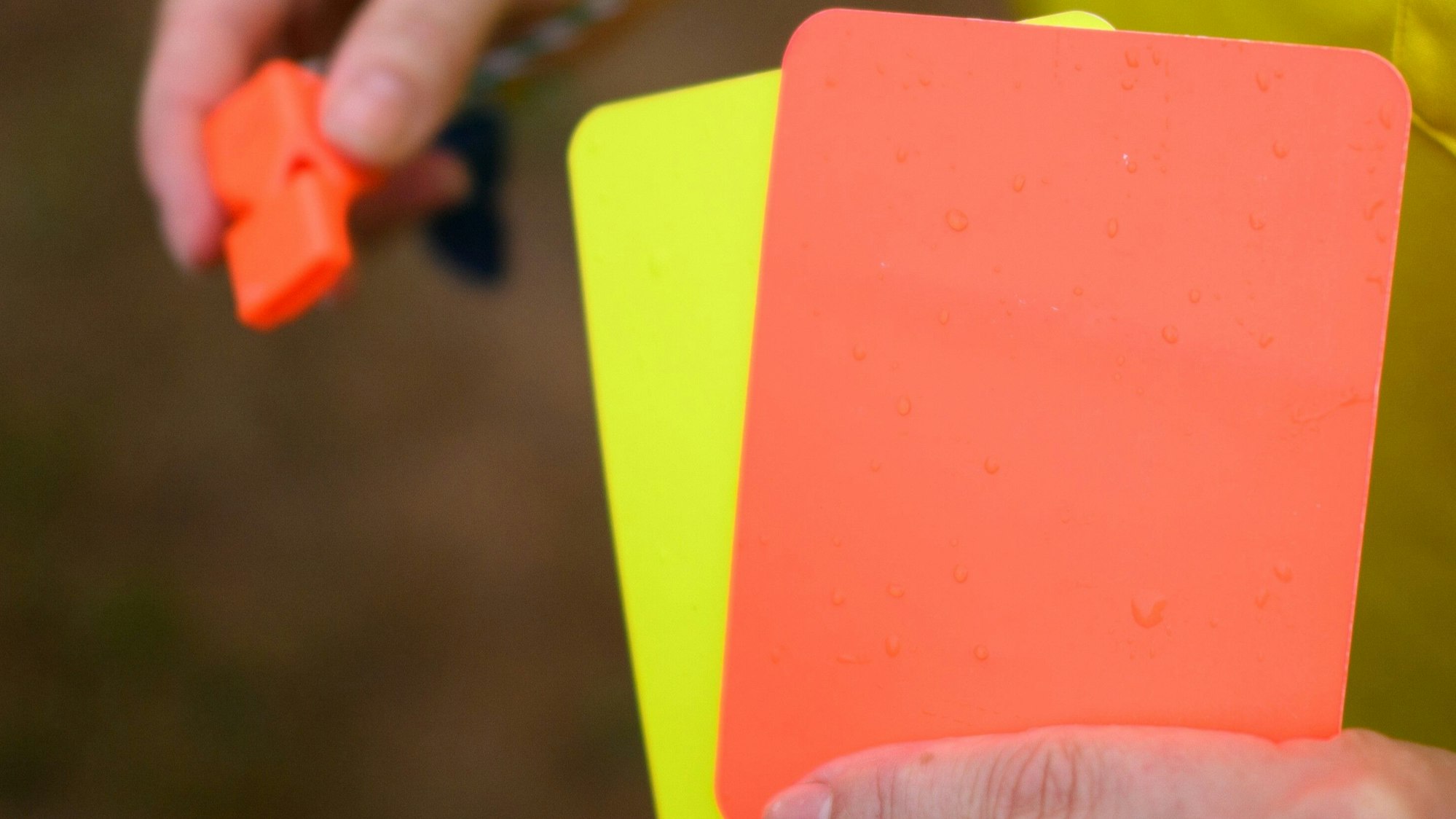 Symbolbild Schiedsrichterpfeife, Gelbe und Rote Karte.