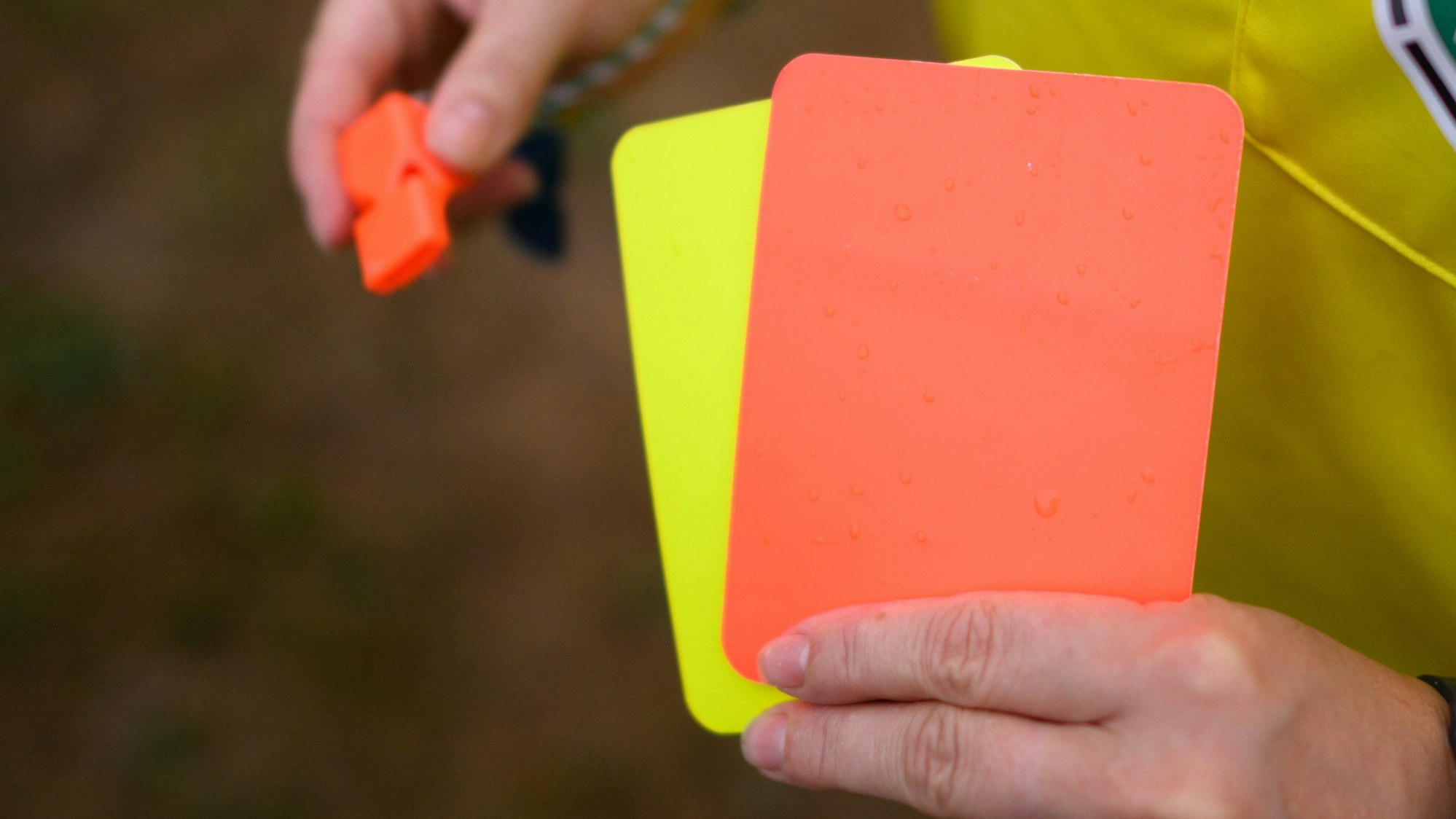 Der Bayrische Fußball-Verband setzt auf verschiedene Maßnahmen nach einer Todesdrohung gegen einen zwölf Jahre alten Schiedsrichter. (Symbolbild)