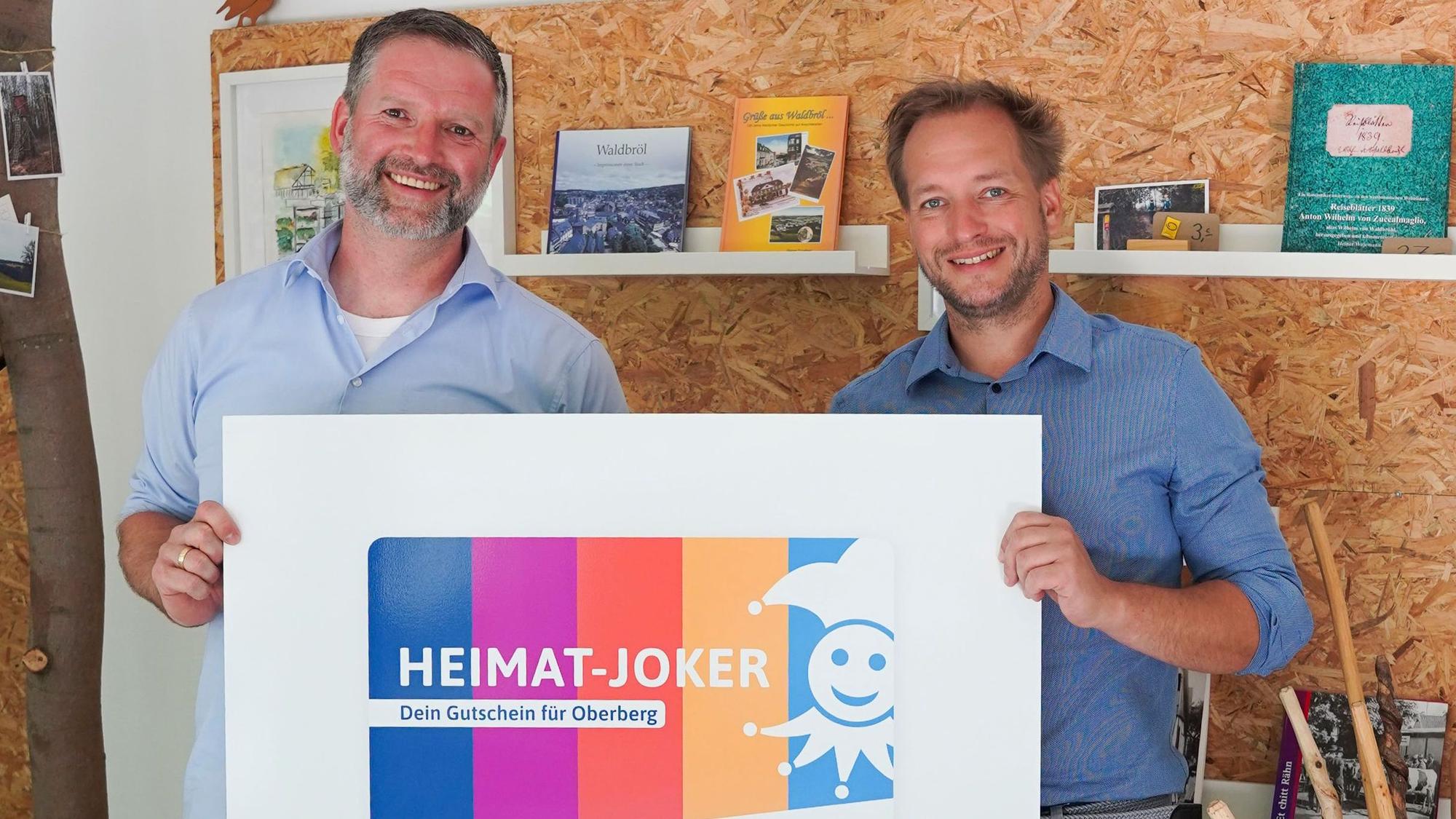 Uwe Gothow (links), Geschäftsführer von der Agentur „GM erleben“ in Gummersbach, und Martin Finke, Geschäftsführer der „Wir für Waldbröl“-GmbH, freuen sich über die jüngst erfolgte Einführung des Heimatjokers auch in der Marktstadt.