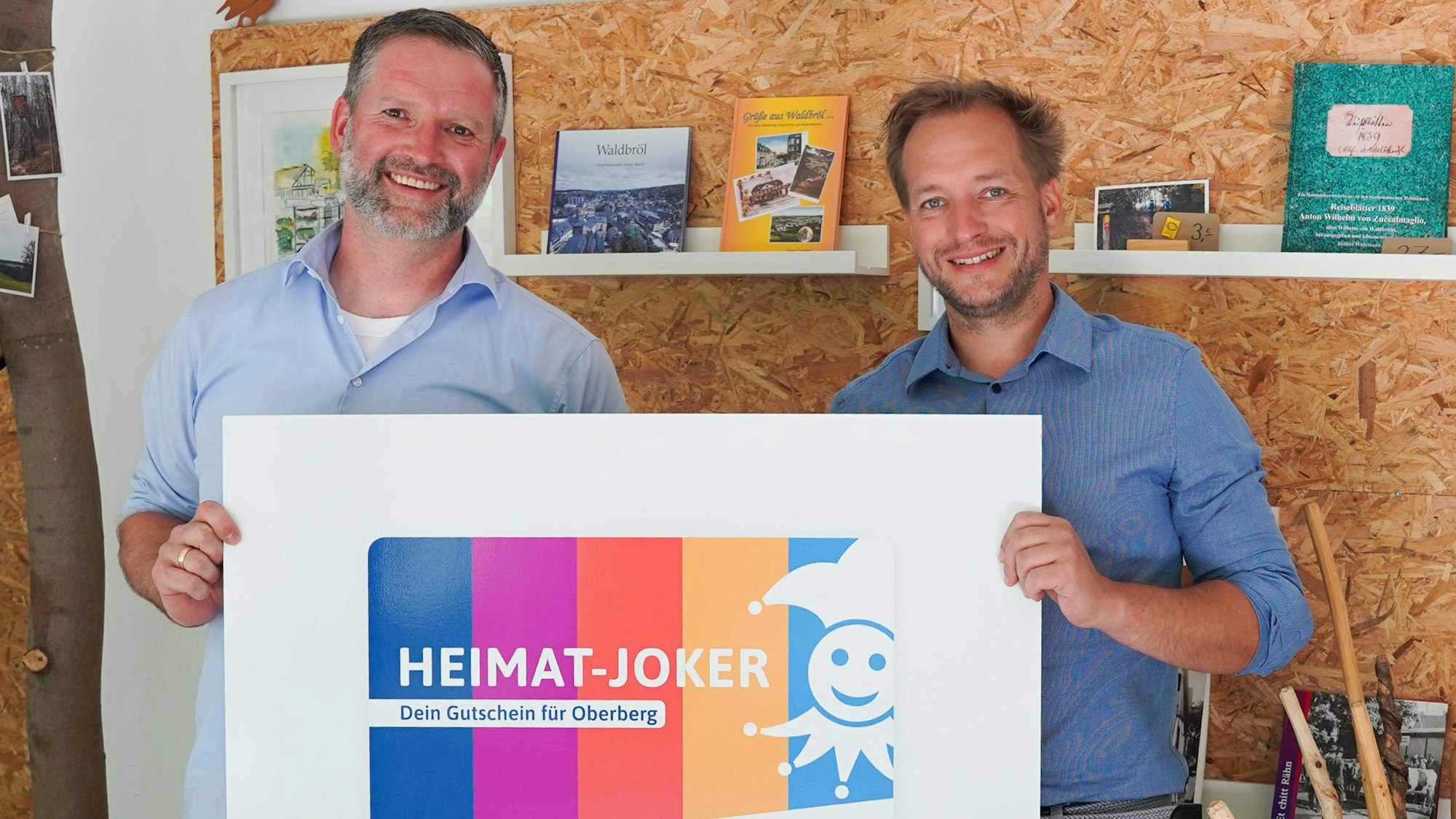 Uwe Gothow (links), Geschäftsführer von der Agentur „GM erleben“ in Gummersbach, und Martin Finke, Geschäftsführer der „Wir für Waldbröl“-GmbH, freuen sich über die jüngst erfolgte Einführung des Heimatjokers auch in der Marktstadt.