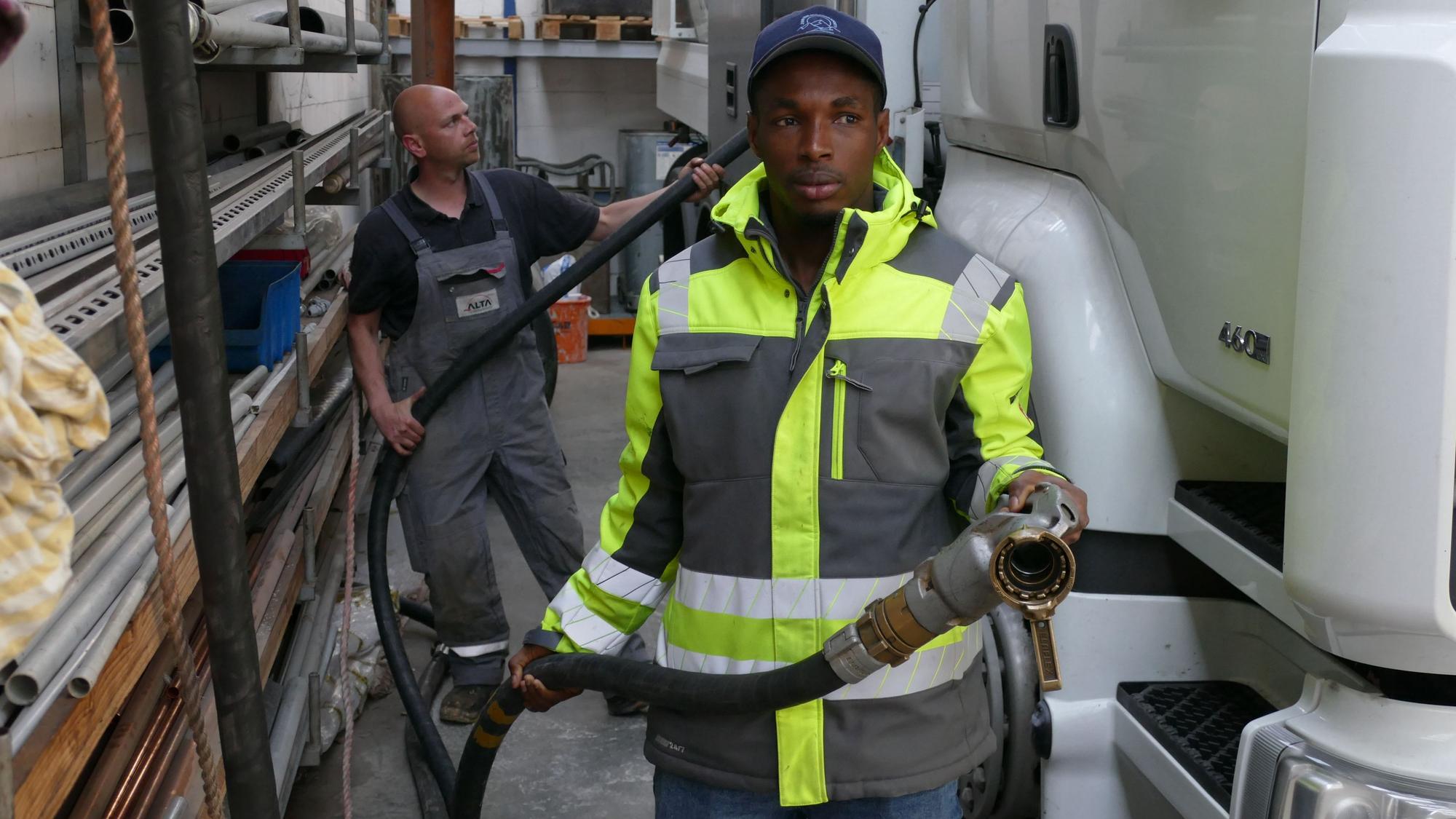 Abdou Diallo arbeitete als Tankschutzmonteur, bis ihm gekündigt werden musste. Lieber jedoch möchte er eine Ausbildung als Elektroniker machen.