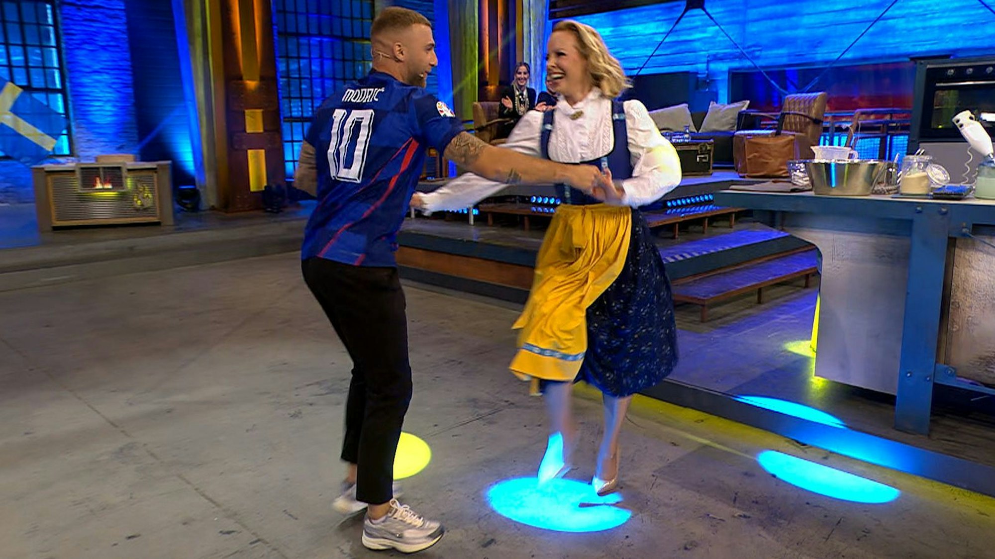 Weil Steffen Henssler den Tanz mit Isabel Evardsson partout verweigerte, musste Filip Pavlović ran - und tat es gerne und gut. (Bild: RTL)