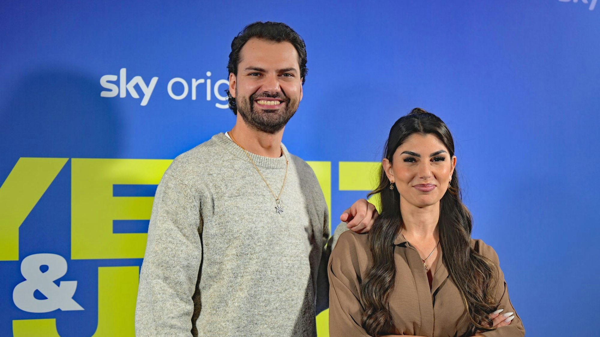 Yeliz Koç (r) und Jimi Blue Ochsenknecht wollen sich als Patchwork-Familie zurechtfinden (Archivbild).