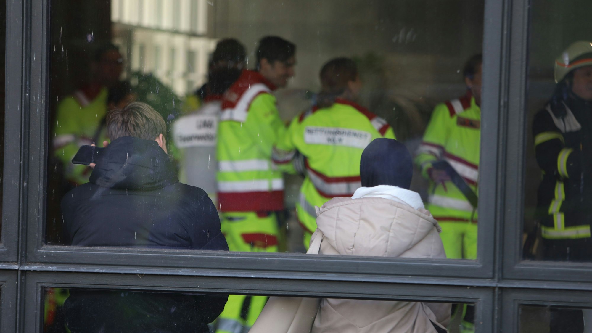 Rettungskräfte im Einsatz in der Schule.