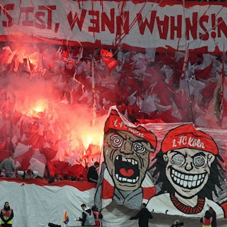 Im Bremer Weserstadion hatten Kölner Fans am Wochenende Pyrotechnik gezündet.