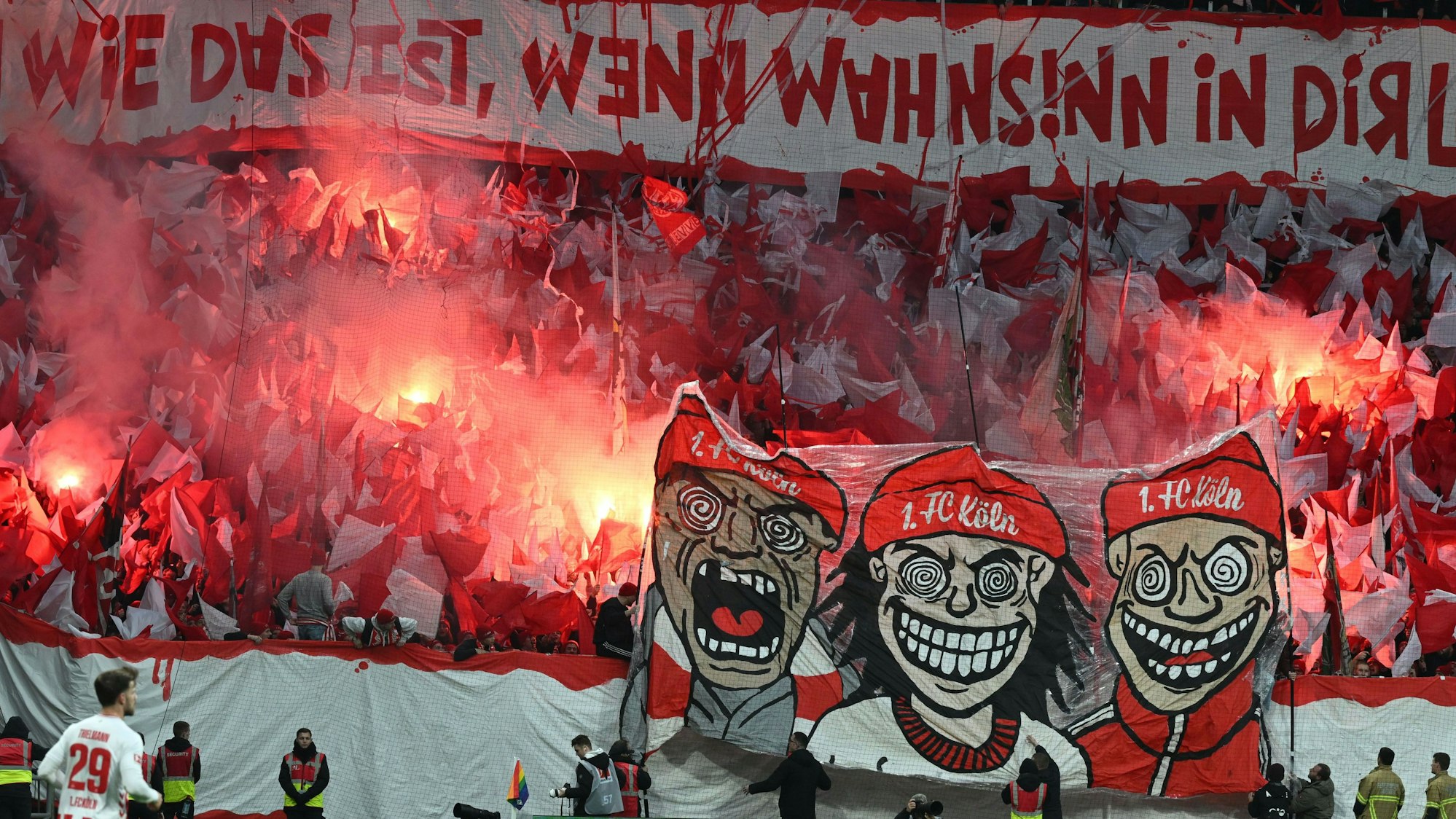 Im Bremer Weserstadion hatten Kölner Fans am Wochenende Pyrotechnik gezündet.