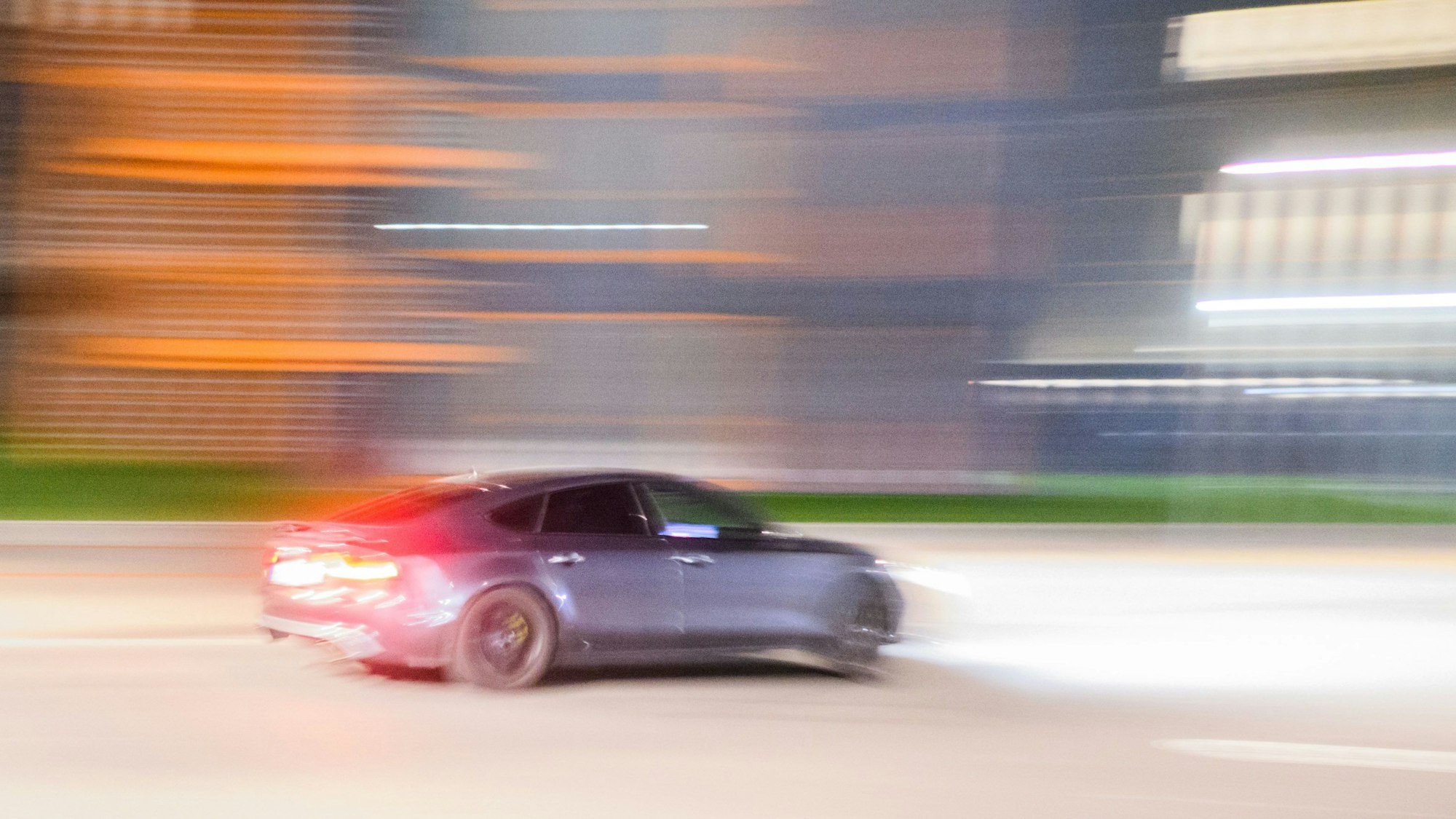 Ein getuntes Auto ist schnell unterwegs, aufgenommen mit langer Verschlusszeit. (Archivbild)