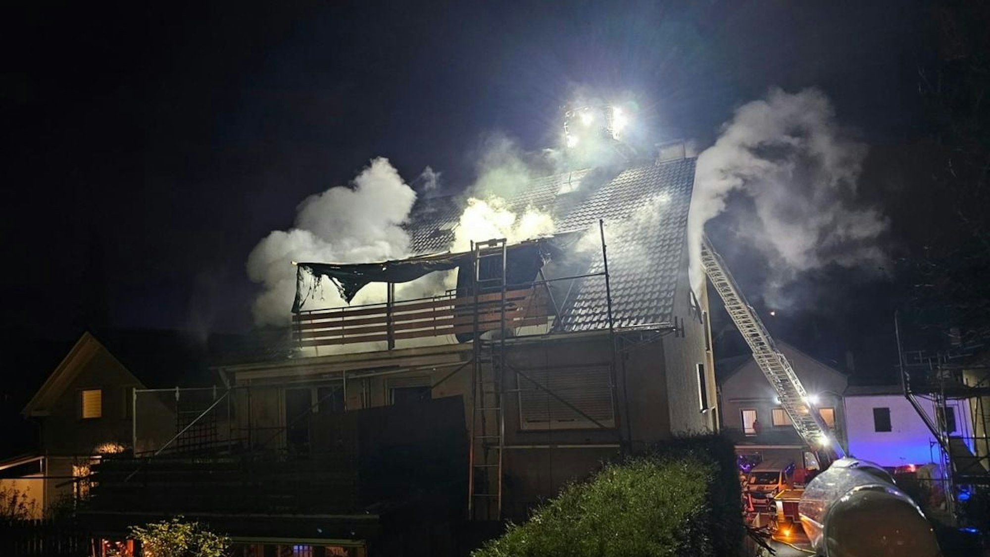 Feuerwehreinsatz bei Gebäudebrand in Bad Honnef.