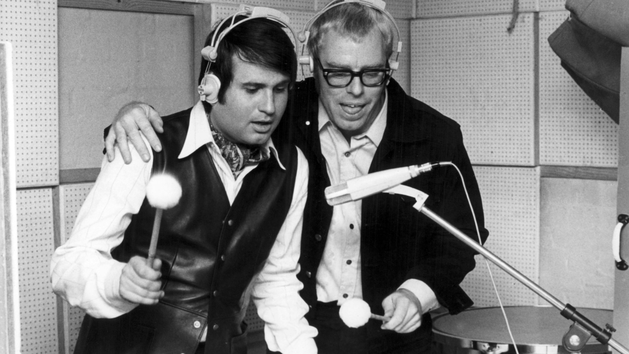 Schlagersänger und Komponist Drafi Deutscher (l) und der Produzent Christian Bruhn (r) am 30.09.1969 in Hamburg im Studio.
