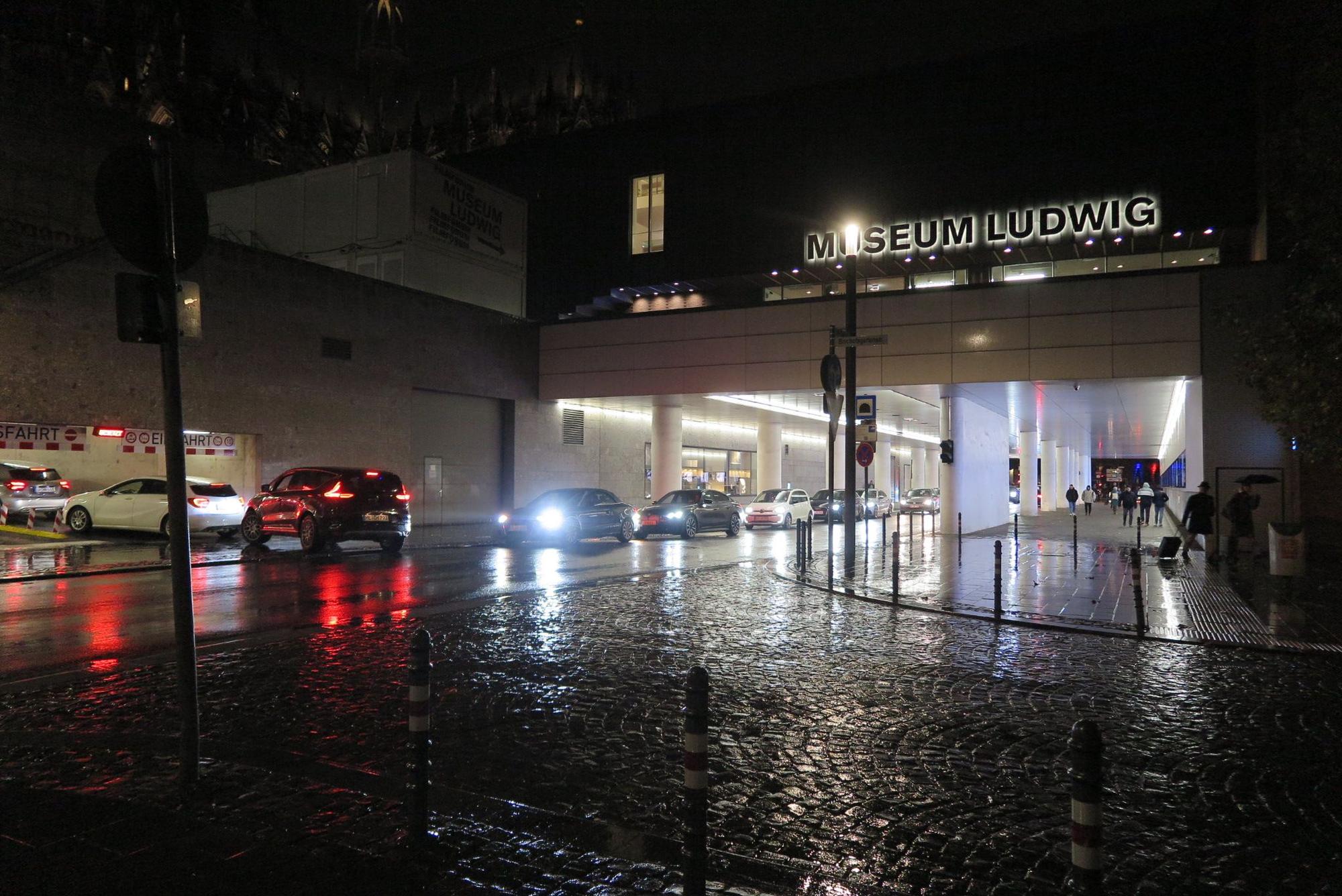 Stau an der Einfahrt zur Tiefgarage am Dom