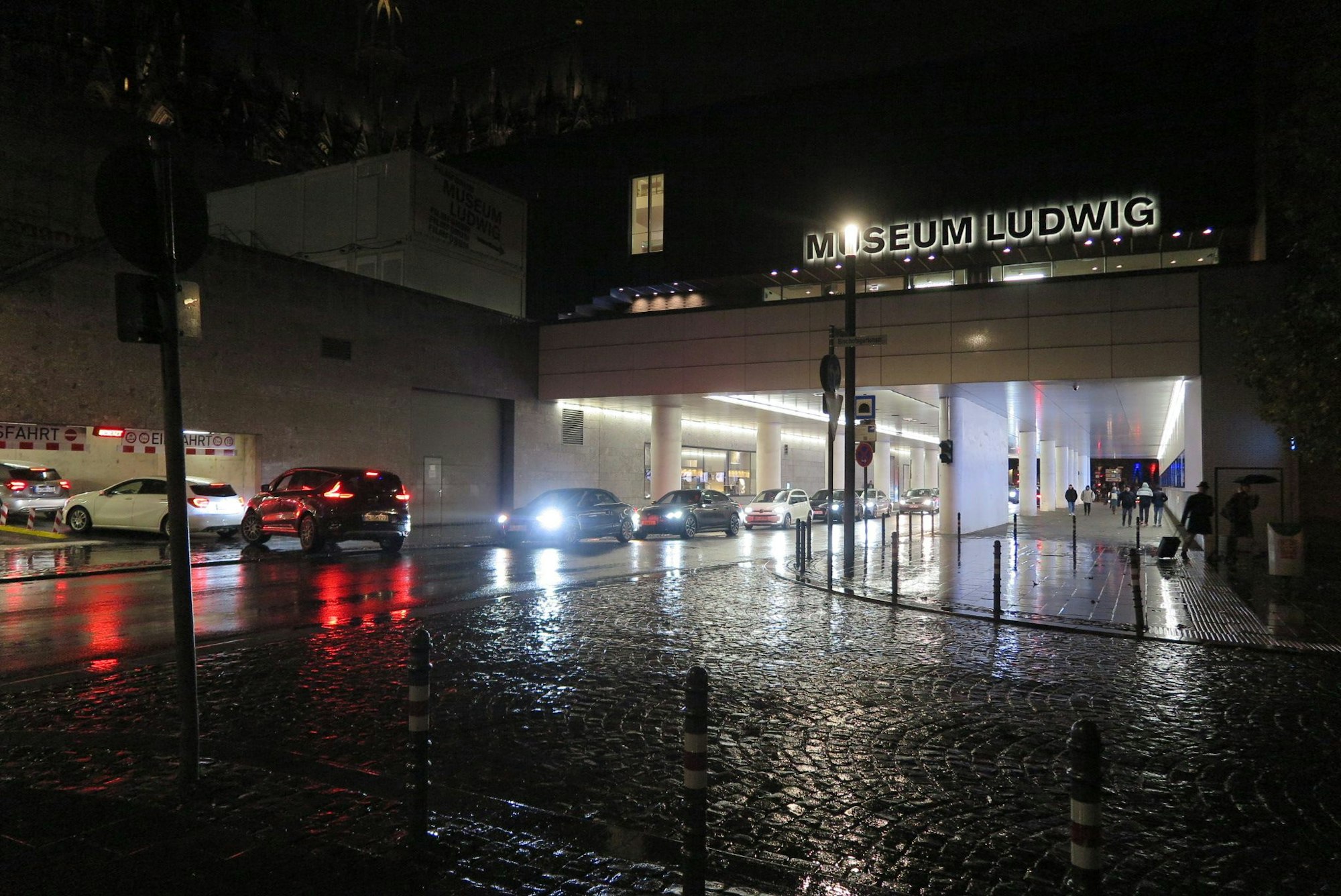 Stau an der Einfahrt zur Tiefgarage am Dom