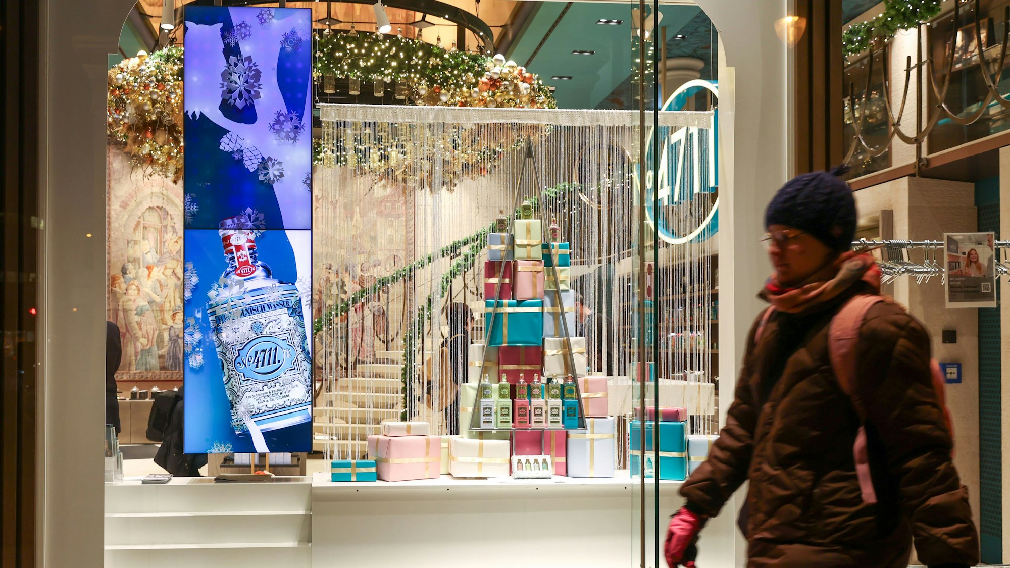 26.11.2025, Köln: Illustration zur Anziehungskraft von Schaufenster im stationären Einzelhandel in der Weihnachtszeit. Die weihnachtlich dekorierten Schaufenster beim Parfümhersteller 4711. Foto: Martina Goyert