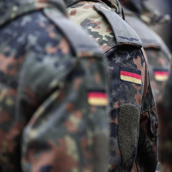 Menschen in Tarnfleckanzügen. Es sind nur die Schultern zu sehen. (Archivbild)