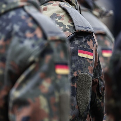 Menschen in Tarnfleckanzügen. Es sind nur die Schultern zu sehen. (Archivbild)