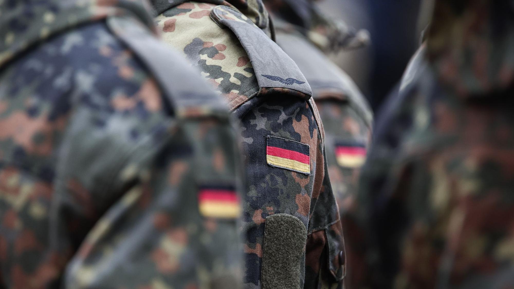 Menschen in Tarnfleckanzügen. Es sind nur die Schultern zu sehen. (Archivbild)