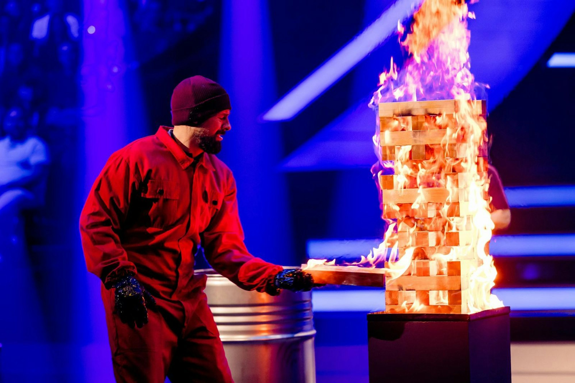 Doch auch im Studio kann es gefährlich werden, wie hier beim „Feuer-Jenga“ mit Klaas Heufer-Umlauf. (Bild: Joyn / Nadine Rupp)