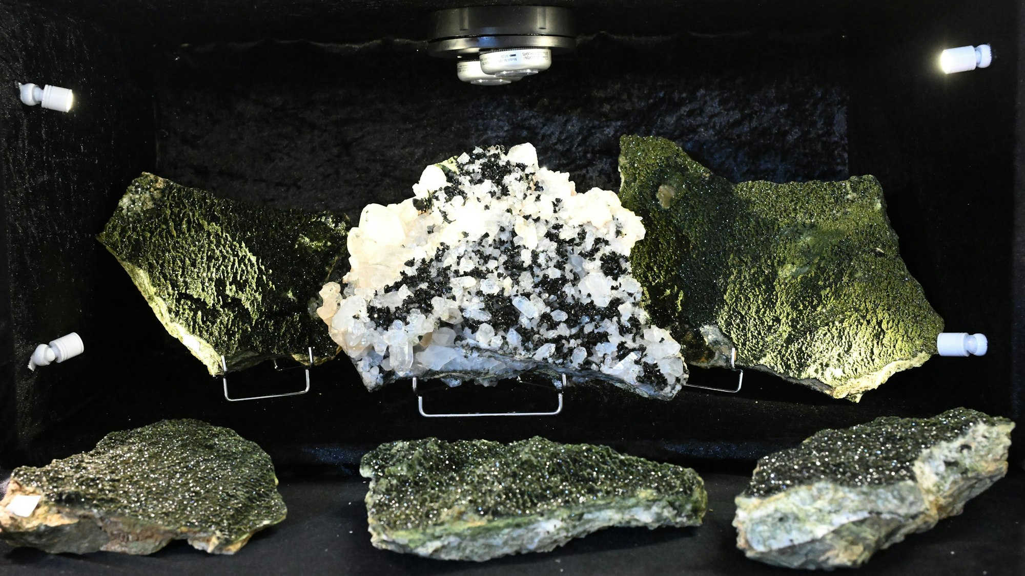 Grüne und weiße Mineralien liegen nebeneinander.