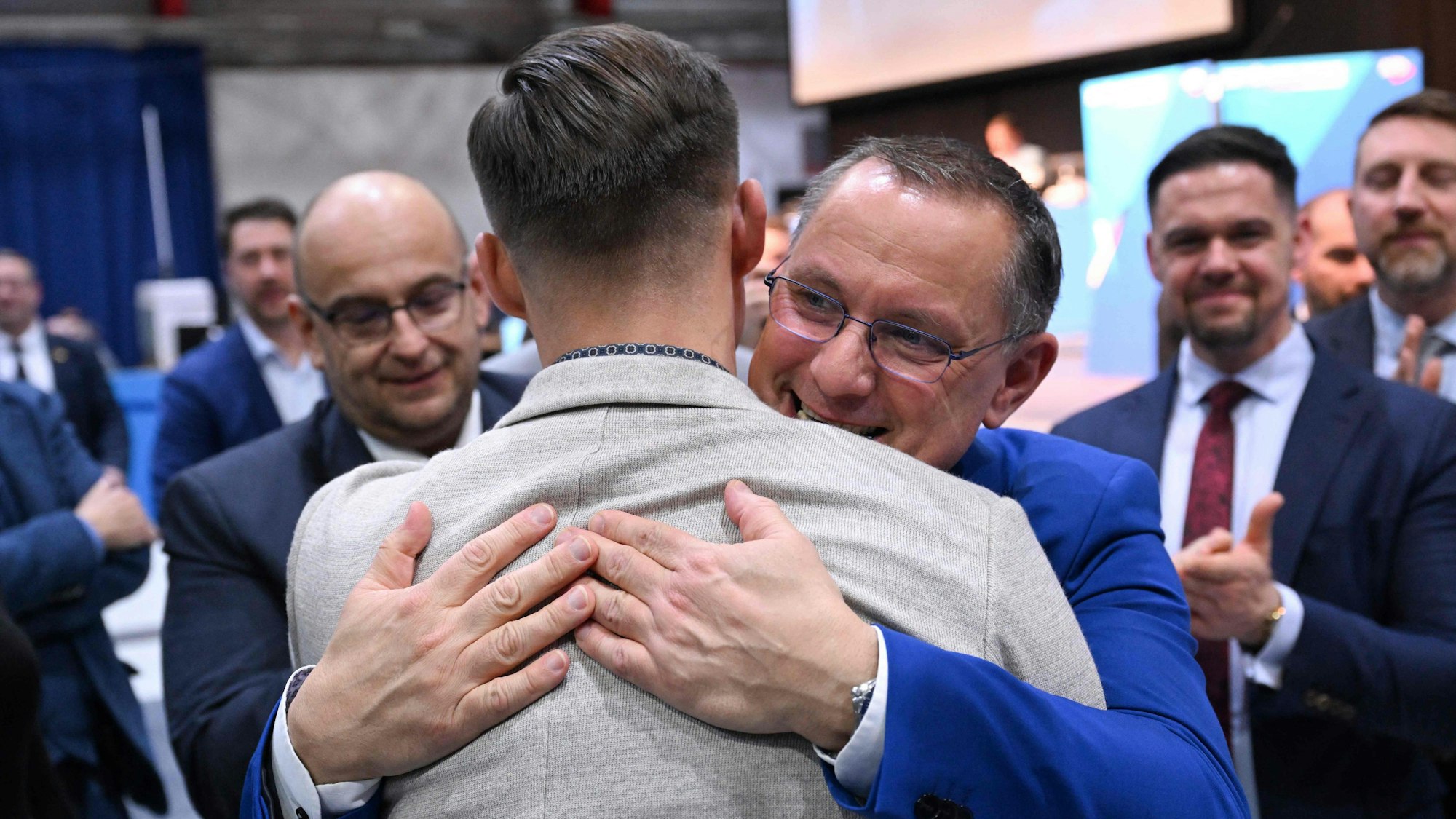 AfD-Parteichef Tino Chrupalla umarmt den frisch gewählten Vorsitzenden des AfD-Nachwuchses Generation Deutschland, Jean-Pascal Hohm. (Archivbild)