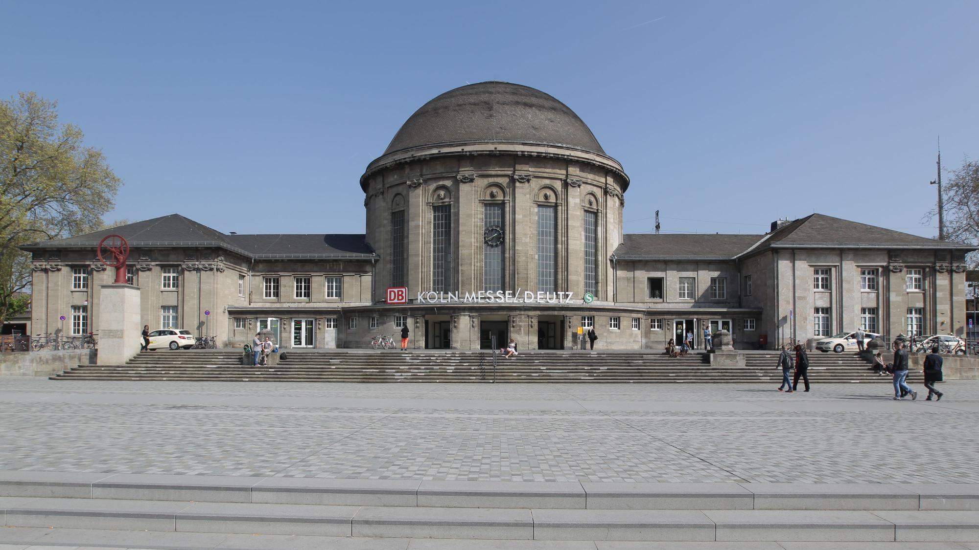 Außenansicht des modernen Deutzer Bahnhofs