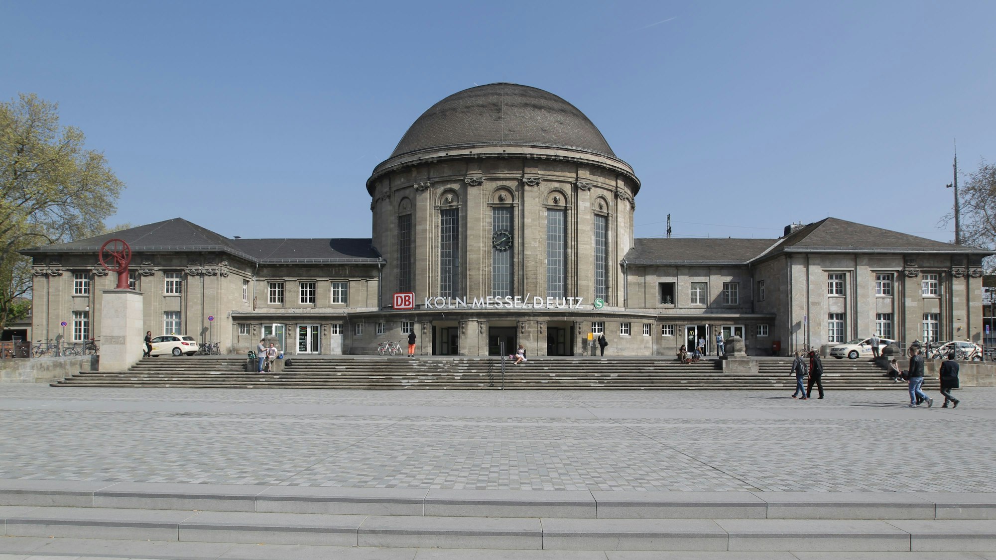 Außenansicht des modernen Deutzer Bahnhofs