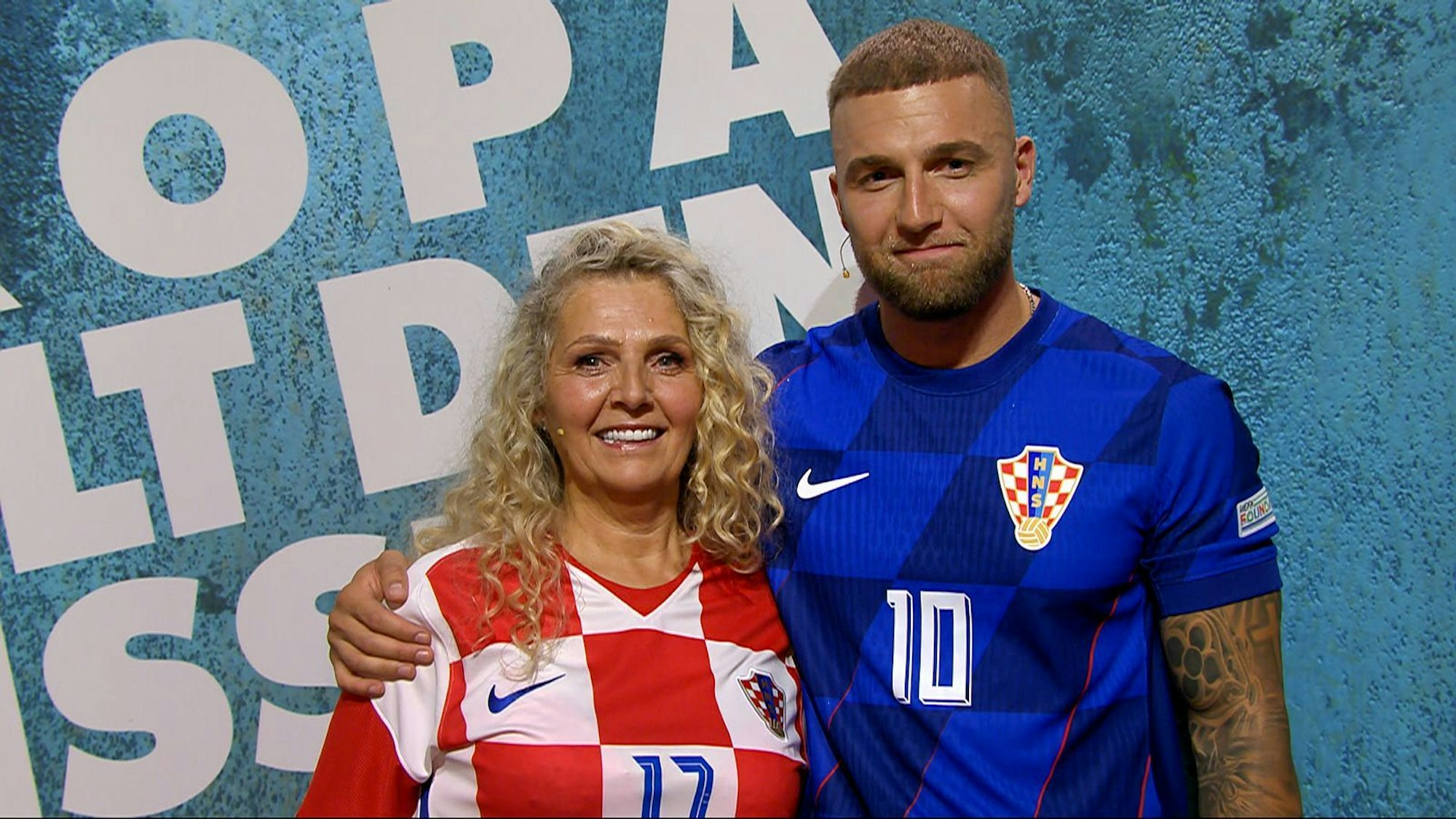 Filip Pavlović und seine Mutter Snjezana traten mit „Crni Rižot“ (Schwarzes Risotto mit Tintenfisch und Dorade) gegen Henssler an. (Bild: RTL)