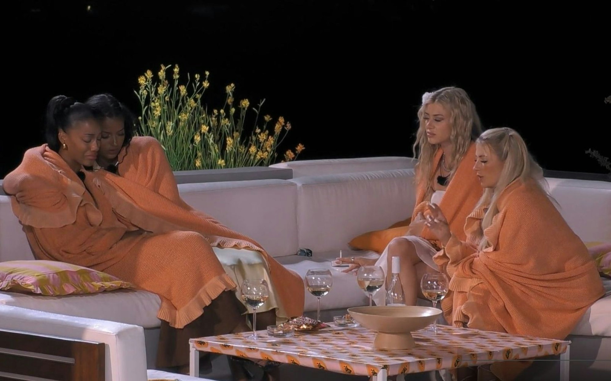 Die Frauen trösten die geschockte Vanessa. (Bild: RTL)