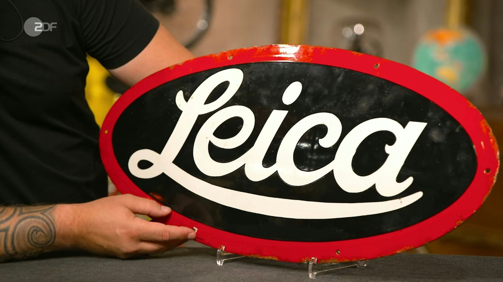 Gudrun und Silke aus Bad Harzburg und Goslar brachten ein bombiertes Emailleschild mit, das ursprünglich aus dem Fotoladen von Silkes Familie stammt. (Bild: ZDF)