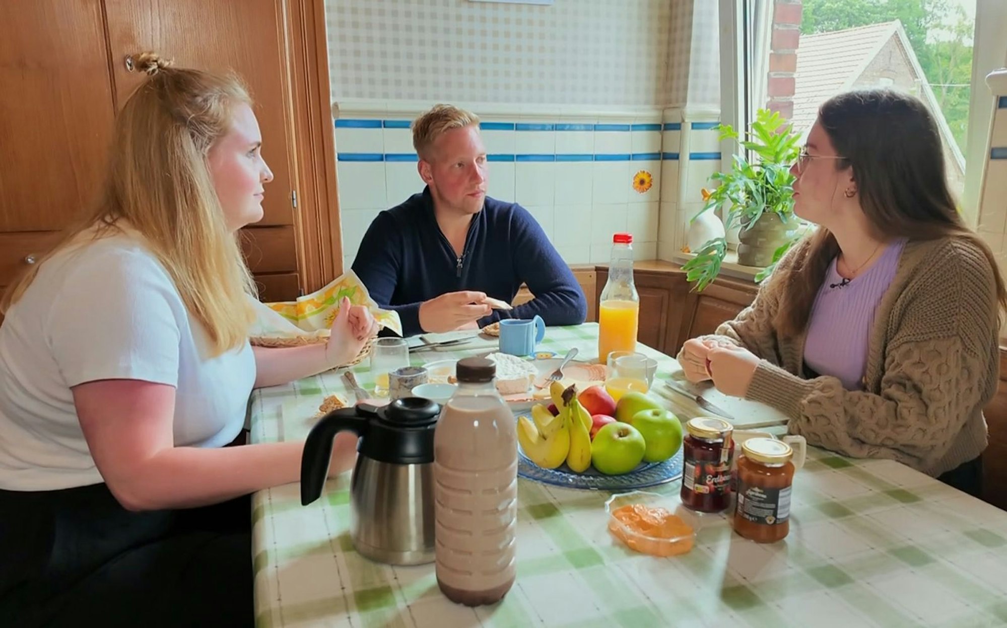Erstes Frühstück mit Emely (links) und Jennifer. Das Essen ist in der Dreierrunde ein Thema. (Bild: RTL)
