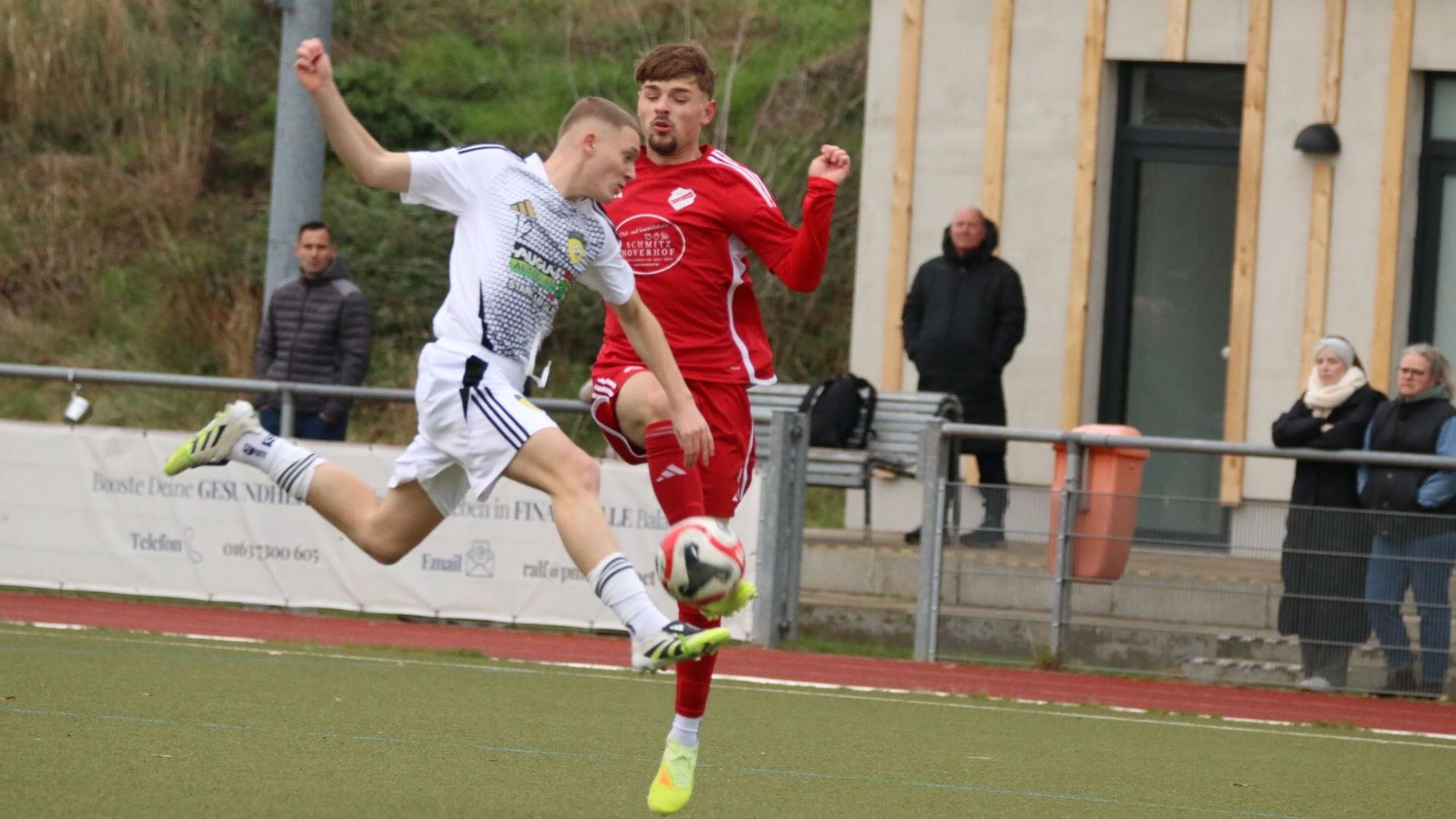 Das Bild zeigt den Fußballer des SC Germania Erftstadt-Lechenich beim Schuss.