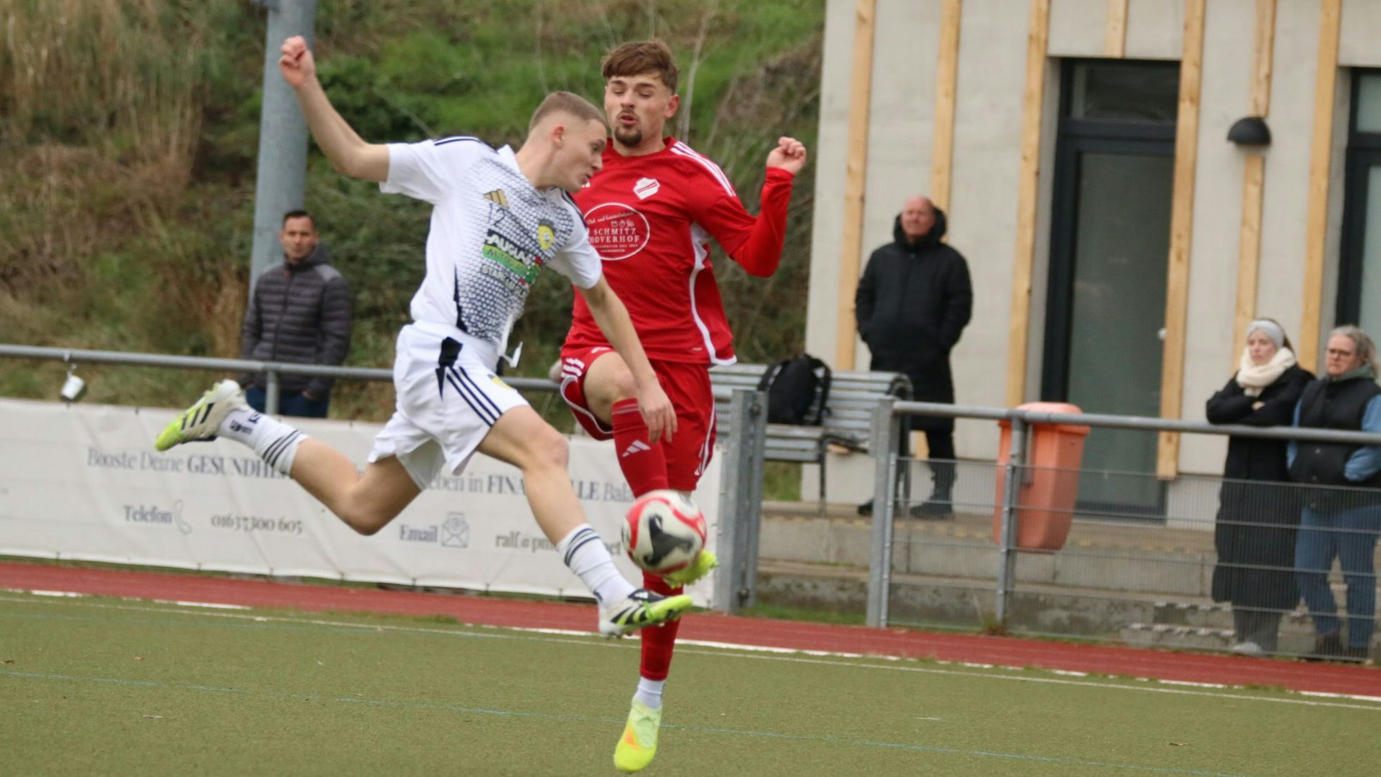 Das Bild zeigt den Fußballer des SC Germania Erftstadt-Lechenich beim Schuss.