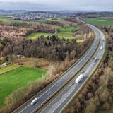 Blick auf die Autobahn 45 in der Nähe von Olpe, wo die Hände gefunden wurden. (Archivbild)
