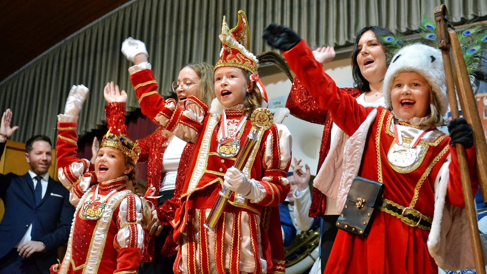 Das Bild zeigt das neue Kinderdreigestirn aus Ülpenich.