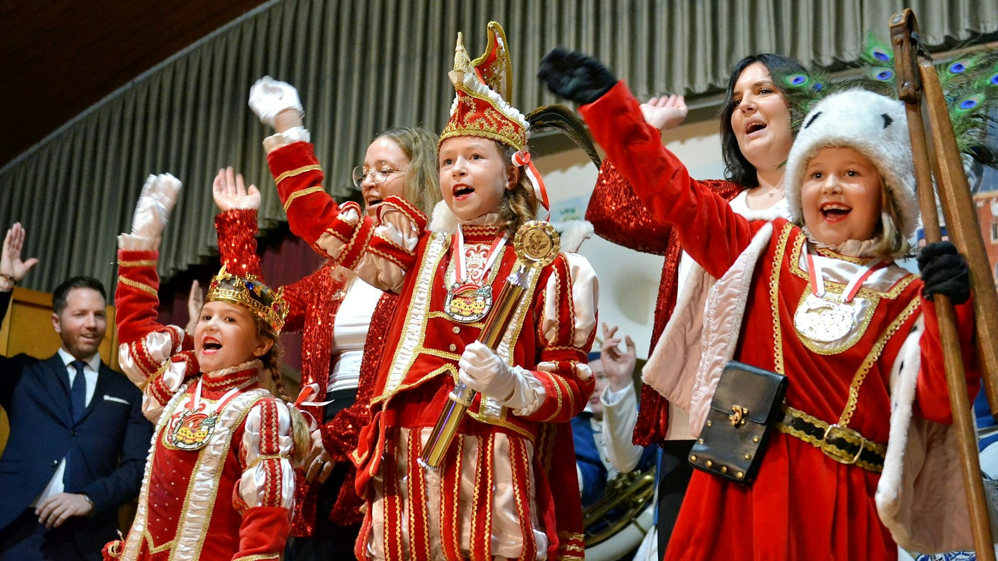 Das Bild zeigt das neue Kinderdreigestirn aus Ülpenich.