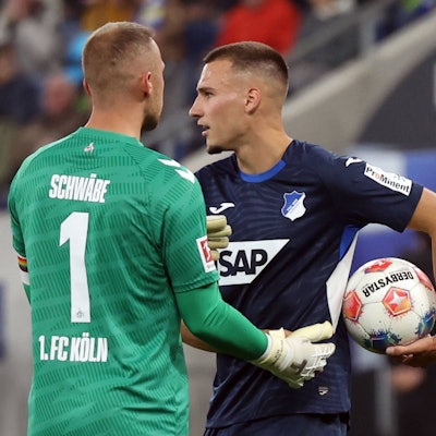 Tim Lemperle von der TSG 1899 Hoffenheim im Gespräch mit FC-Torhüter Marvin Schwäbe während des Bundesliga-Spiels in Sinsheim.