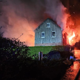 Als die Burscheider Feuerwehr vor Ort eintraf, brannte das Wohnhaus bereits lichterloh.