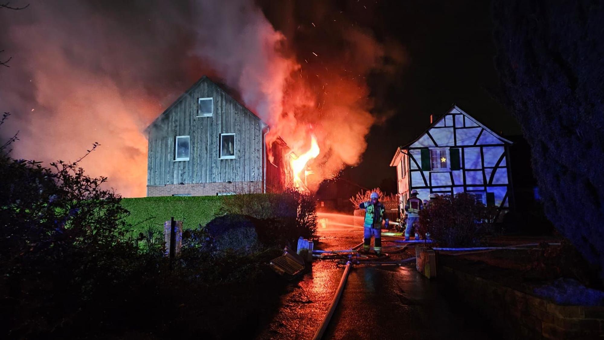 Als die Burscheider Feuerwehr vor Ort eintraf, brannte das Wohnhaus bereits lichterloh.