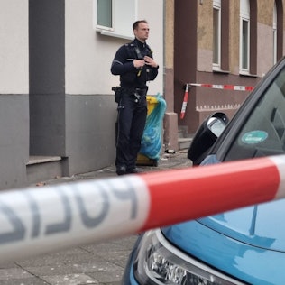 Der Tatort wurde mit Flatterband abgesperrt.