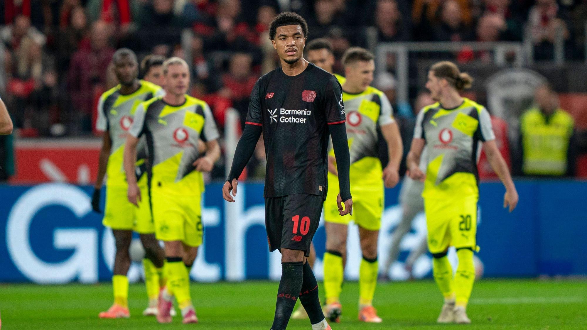 Malik TILLMAN Bayer 04 Leverkusen, 10 wirkt sichtlich enttäuscht. Jubel bei Borussia Dortmund über das 0-1 im Hintergrund 29.11.2025, Bayer Leverkusen - Borussia Dortmund, Fussball, 1.Bundesliga, GER, Leverkusen, BayArena DFL regulations prohibit any use of photographs as image sequences and/or quasi-video. *** Malik TILLMAN Bayer 04 Leverkusen, 10 looks visibly disappointed Borussia Dortmund celebrates the 0 1 in the background 29 11 2025, Bayer Leverkusen Borussia Dortmund, Football, 1 Bundesliga, GER, Leverkusen, BayArena DFL regulations prohibit any use of photographs as image sequences and or quasi video Copyright: HMBxMedia/xMarcoxBader