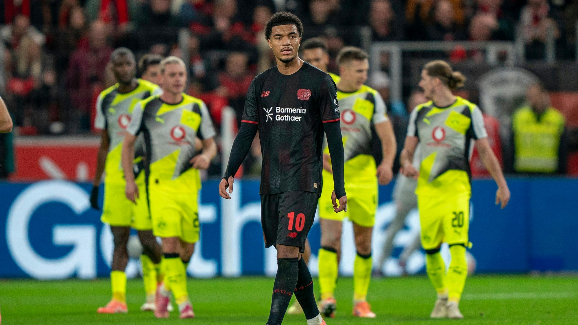 Malik TILLMAN Bayer 04 Leverkusen, 10 wirkt sichtlich enttäuscht. Jubel bei Borussia Dortmund über das 0-1 im Hintergrund 29.11.2025, Bayer Leverkusen - Borussia Dortmund, Fussball, 1.Bundesliga, GER, Leverkusen, BayArena DFL regulations prohibit any use of photographs as image sequences and/or quasi-video. *** Malik TILLMAN Bayer 04 Leverkusen, 10 looks visibly disappointed Borussia Dortmund celebrates the 0 1 in the background 29 11 2025, Bayer Leverkusen Borussia Dortmund, Football, 1 Bundesliga, GER, Leverkusen, BayArena DFL regulations prohibit any use of photographs as image sequences and or quasi video Copyright: HMBxMedia/xMarcoxBader