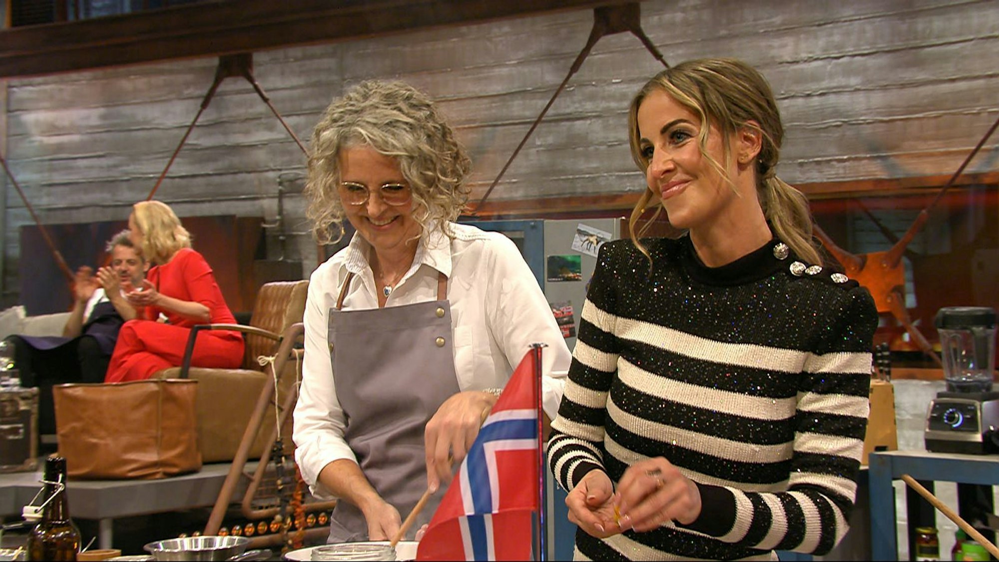 Noch eine Pleite für Henssler: Team Norwegen mit Charlotte Würdig (rechts) und Hege Marie Köster besiegte Henssler mit „Finnbiff“ (Rentiergeschnetzeltes mit Röstkartoffeln und Rosenkohl). (Bild: RTL)