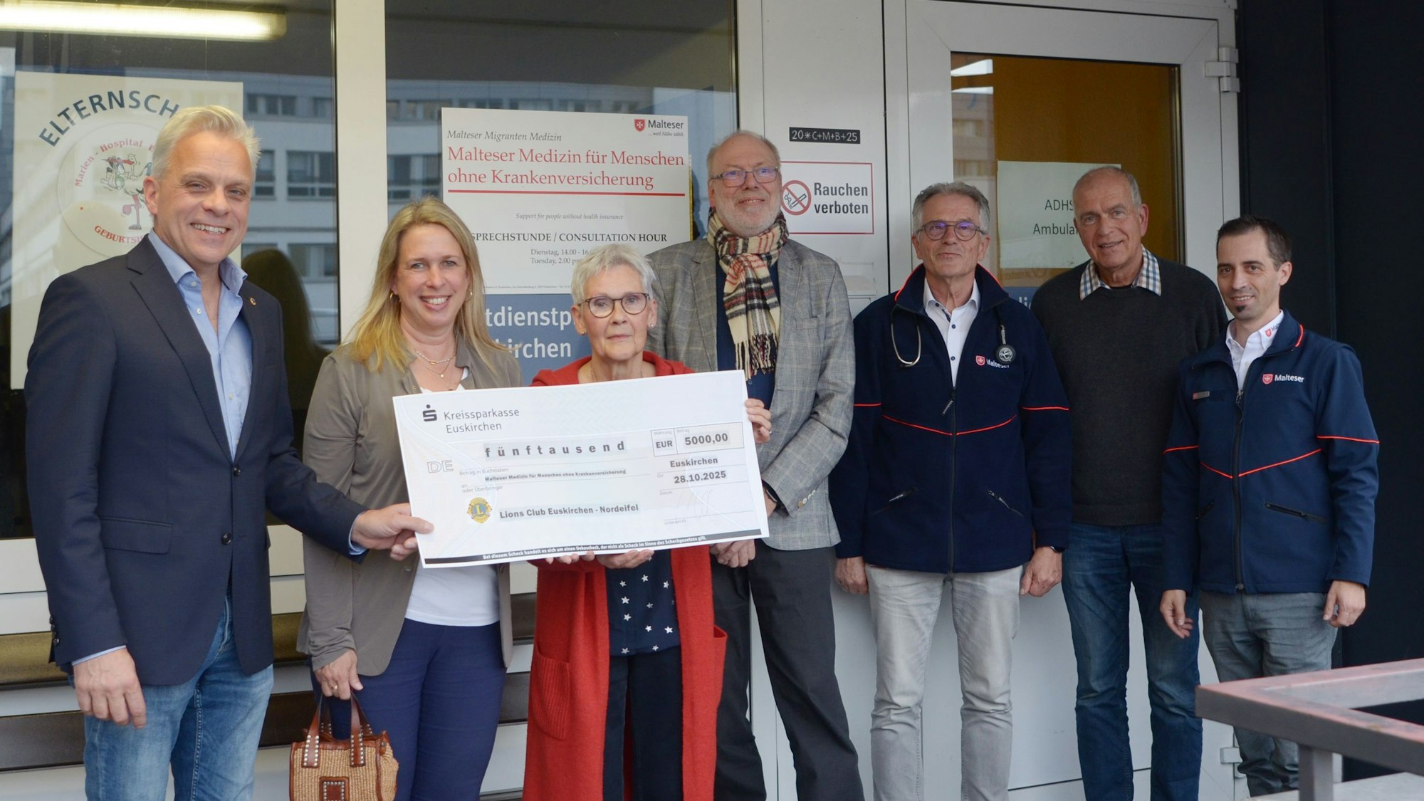 Christian Ehl, Sonja Münch und Hildegard Bastian halten gemeinsam einen symbolischen Spendenscheck.