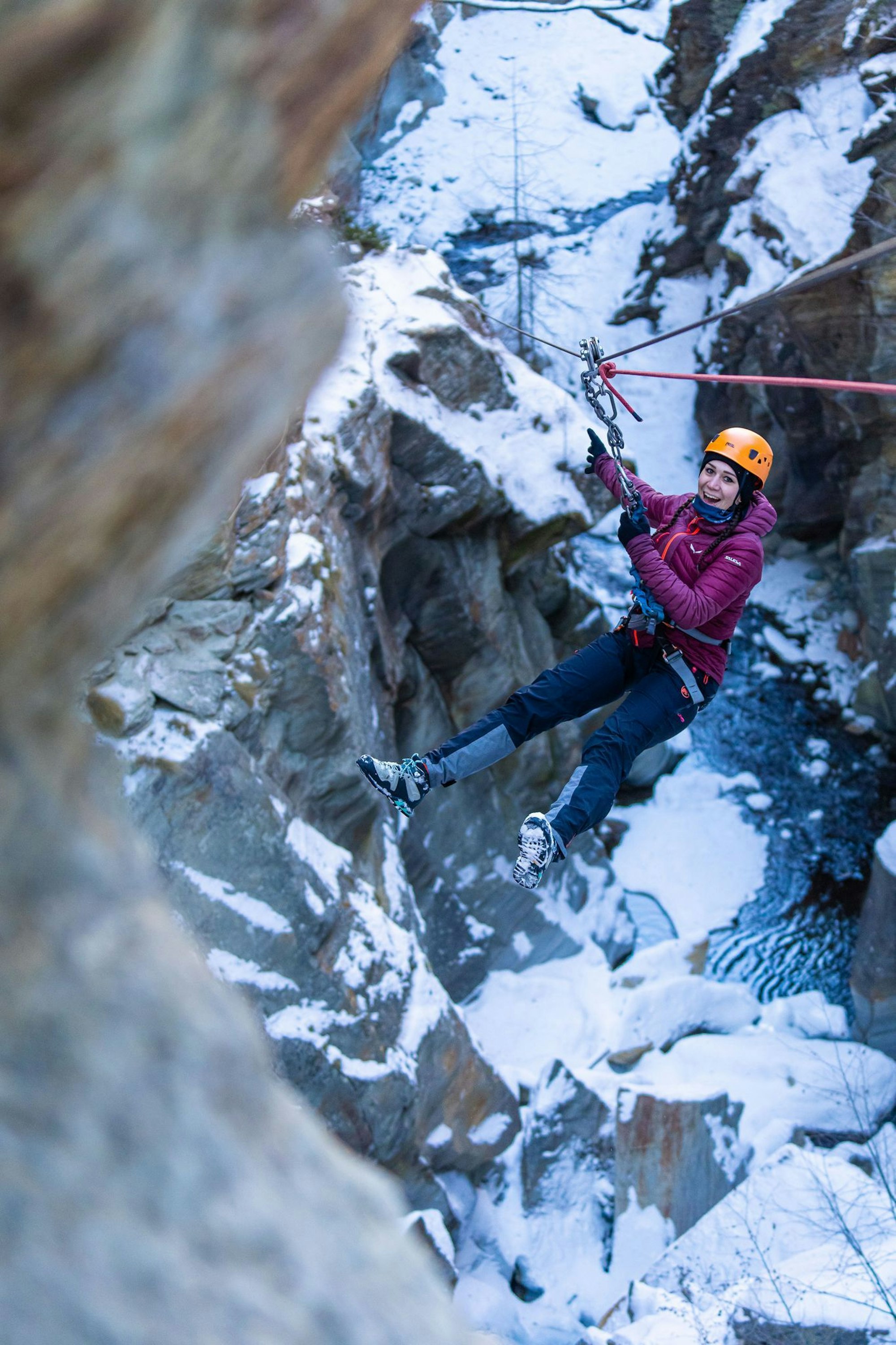 Der Weg führt nicht immer über Brücken - auch am Seil hängend wird der Weg bestritten.