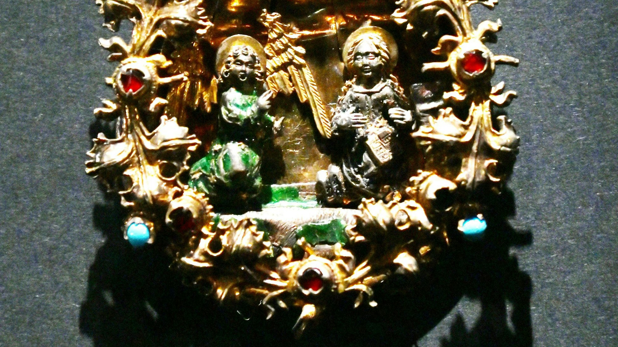Goldene Brosche (Agraffe) mit einer Verkündigungsszene (um 1500) aus dem Museum für Angewandte Kunst Köln