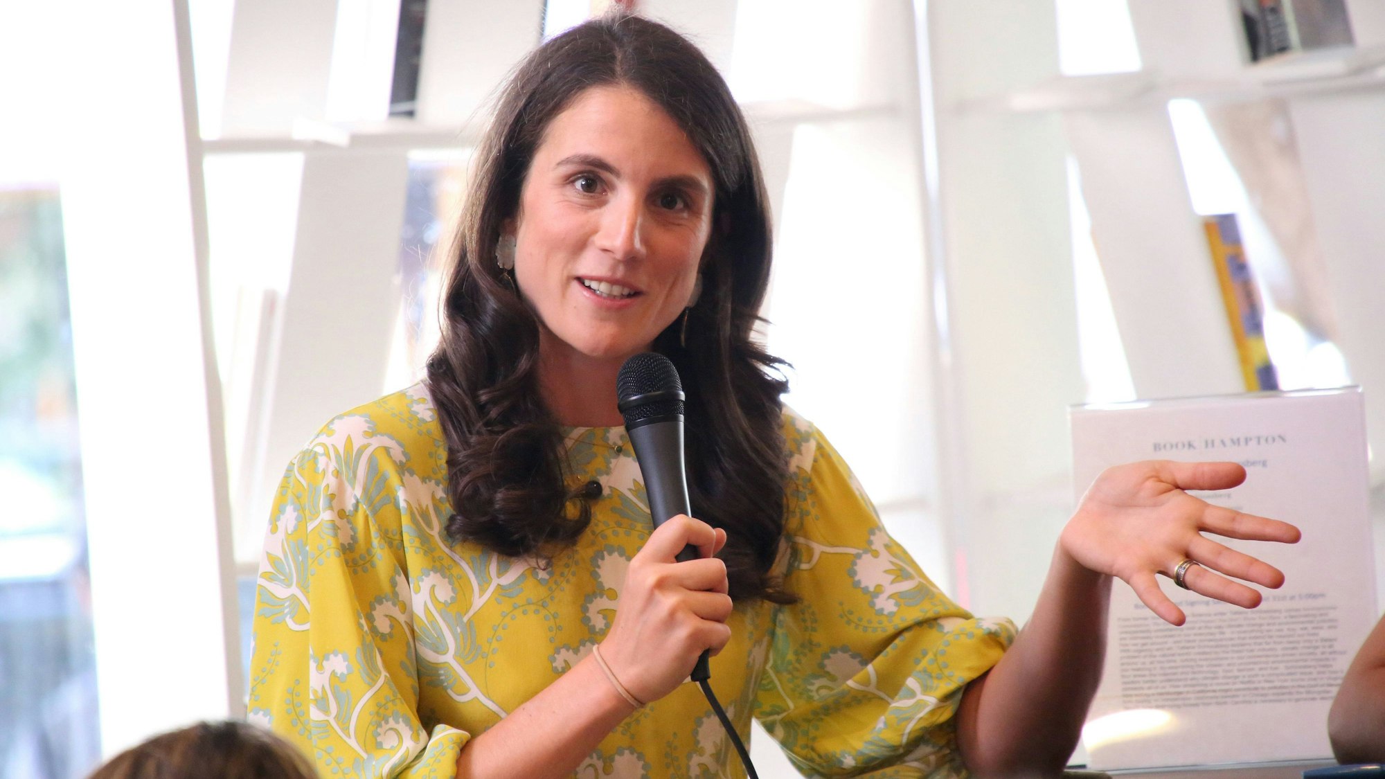 Tatiana Schlossberg gestikuliert.