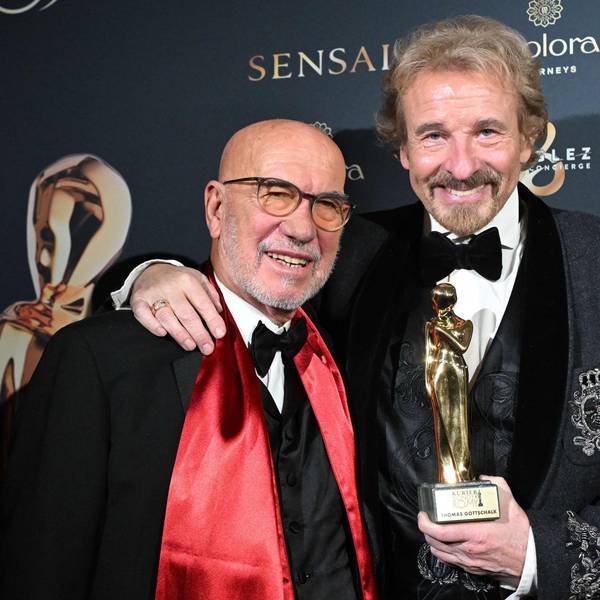 Thomas Gottschalk nahm im November 2025 noch seine Romy-Auszeichnung entgegen, bevor er seine Krebserkrankung öffentlich machte. Neben ihm der Filmproduzent Otto Retzer (l).