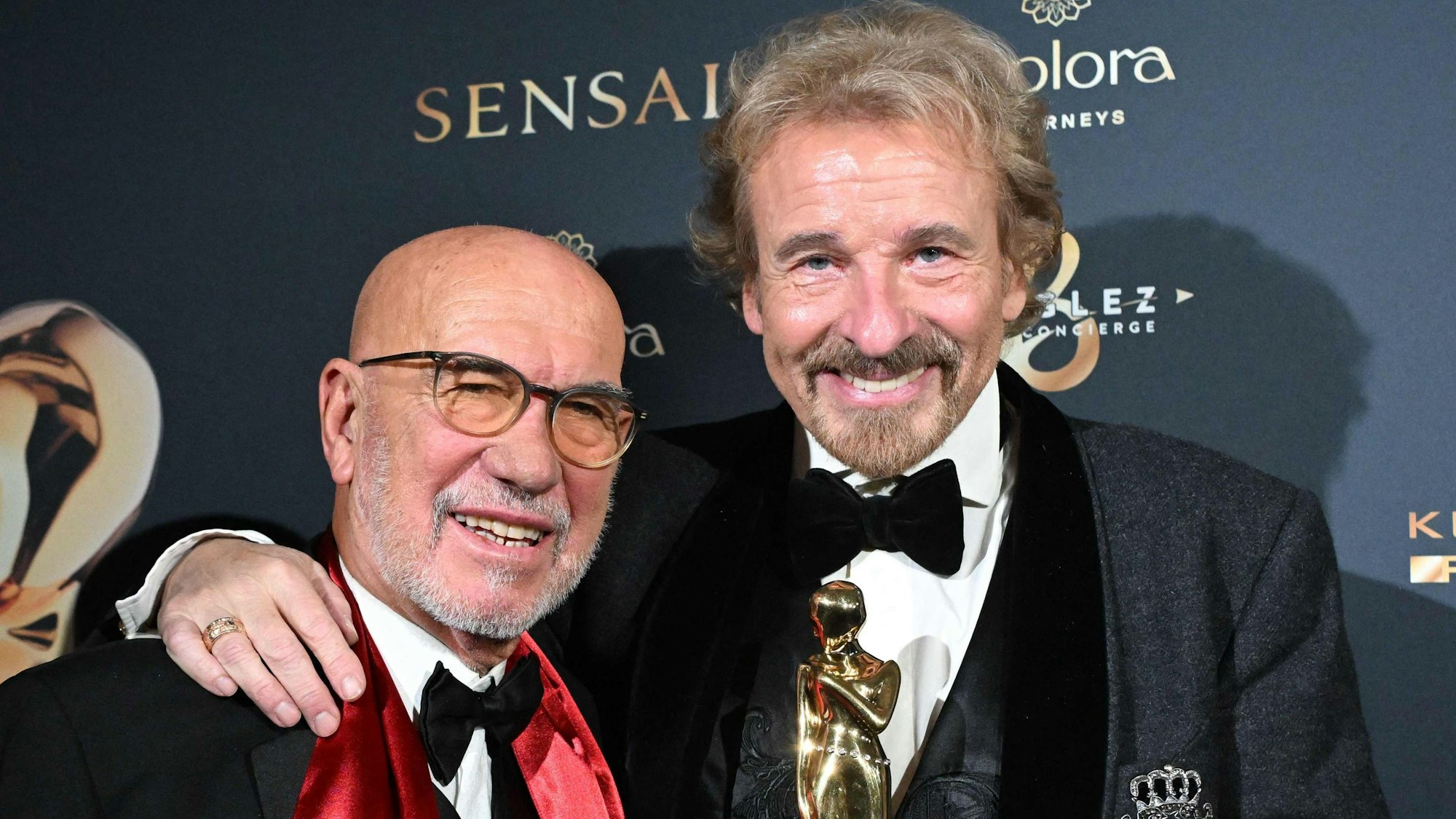 Thomas Gottschalk nahm im November 2025 noch seine Romy-Auszeichnung entgegen, bevor er seine Krebserkrankung öffentlich machte. Neben ihm der Filmproduzent Otto Retzer (l).