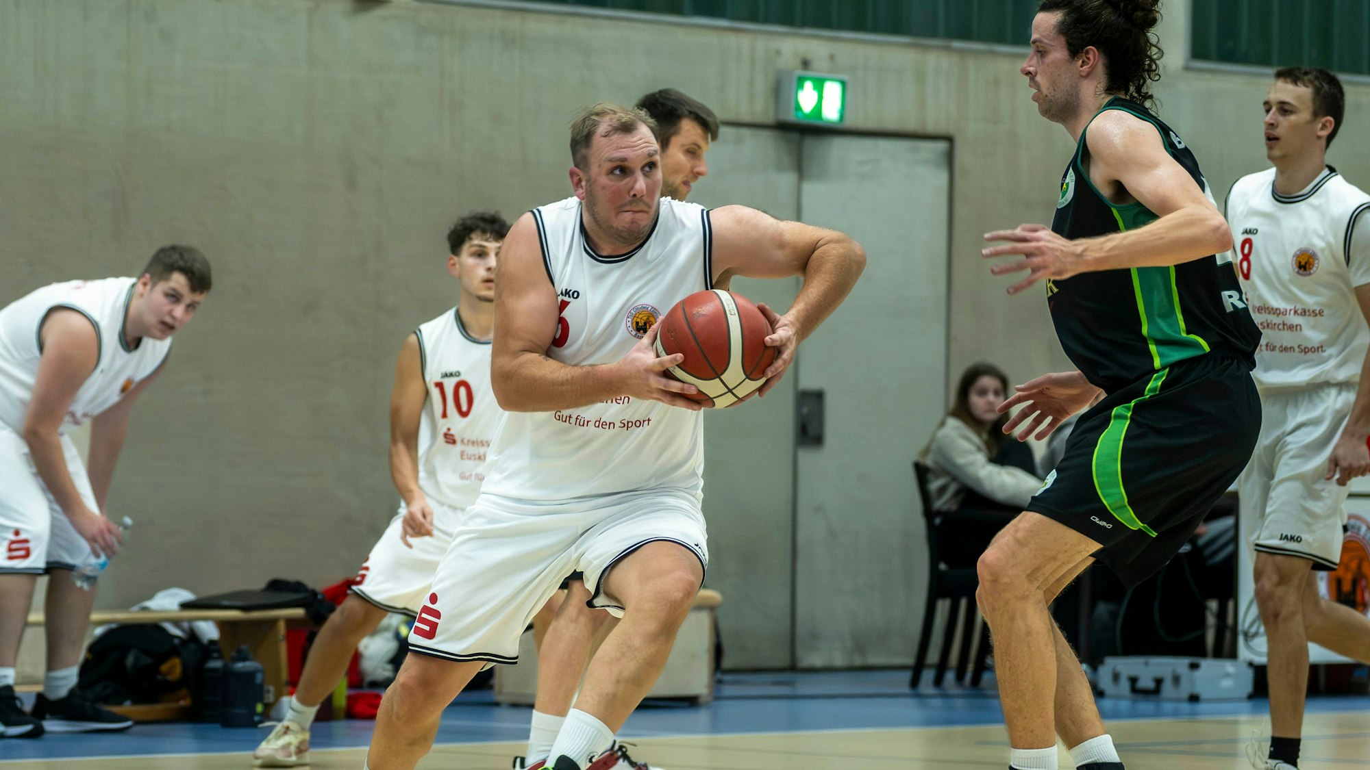 Das Bild zeigt Christoph Gier, der in den Zweikampf mit einem Roleber Spieler geht.